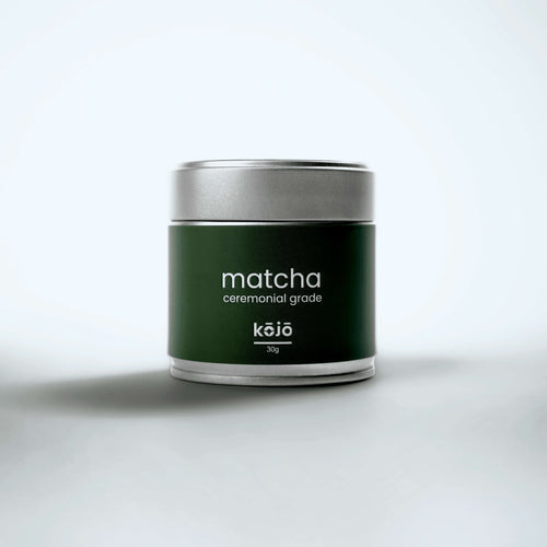 kōjō Ceremonial Matcha 30g kaufen. Saemidori Single Cultivar, steingemahlen und laborgeprüft. Erste Ernte, mild und fruchtig.