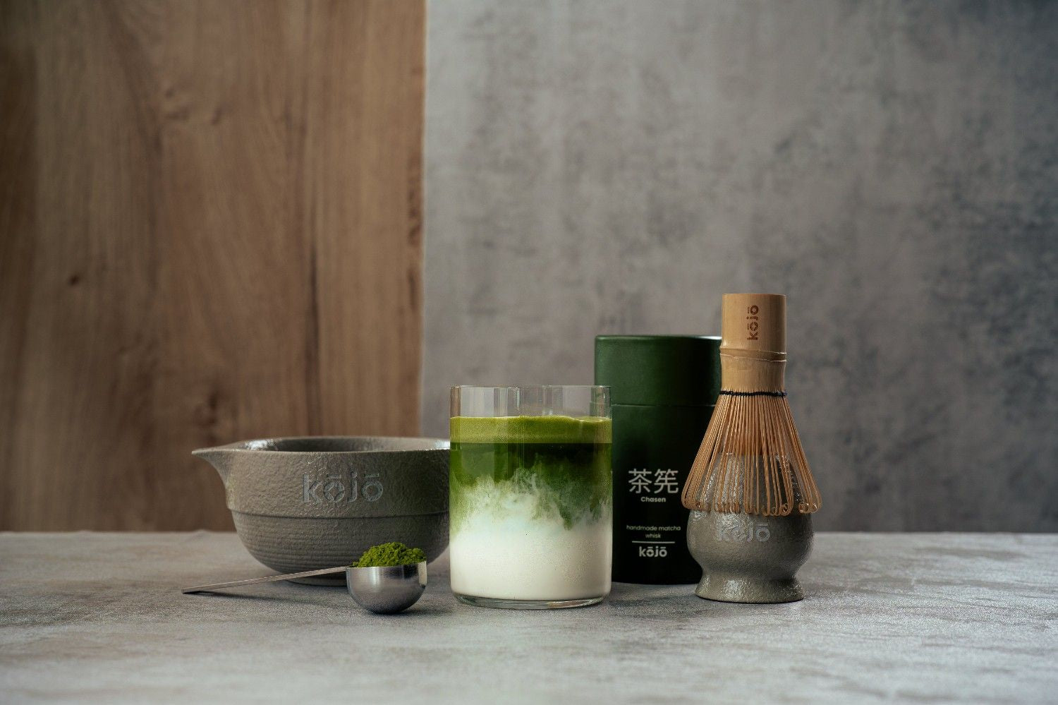 Kōjō Essential Kit Zubehör Detailansicht – Bambusbesen, Schüssel und Matcha Löffel