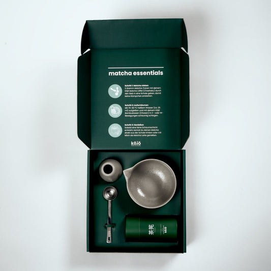 Kōjō Matcha Essential Kit – handgefertigter Chasen, Besenhalter und Matcha Löffel
